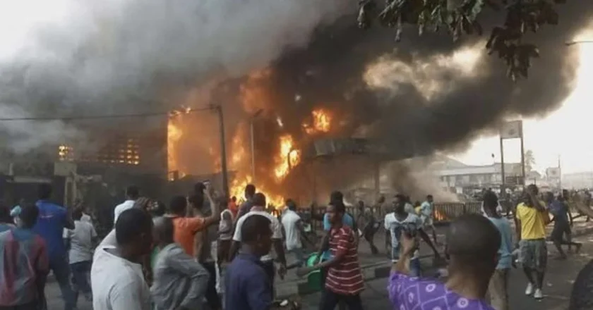 BREAKING : Fire outbreak in popular Lagos estate