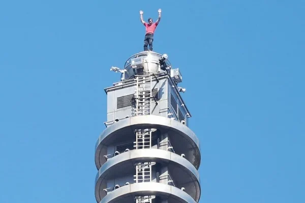 US Climber Alex Honnold Scales Taipei 101 in Live Netflix Free-Solo Climb Without Ropes {VIDEO}