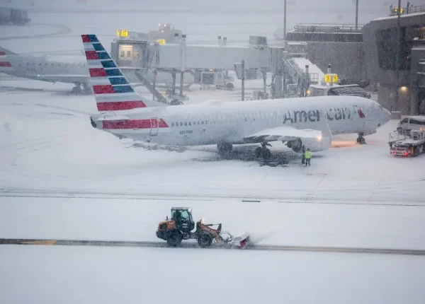 10,000 US flights cancelled as historic snowstorm turns deadly