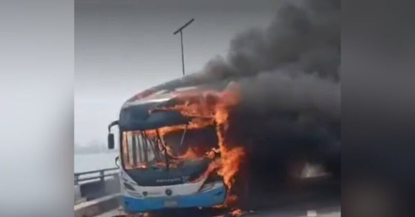 Chaos on Third Mainland Bridge as BRT Bus Catches Fire {VIDEO}
