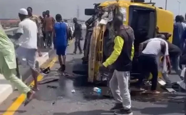 Two Hurt as Mini Truck Overturns on Third Mainland Bridge {VDEO}