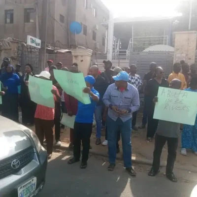 Abuja on Edge as Striking Workers Hurl ‘Ole’ at Wike, Pursue His Convoy {VIDEO}