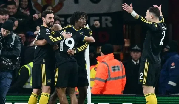 Man United Edge Arsenal 3–2 to Spark Title Race