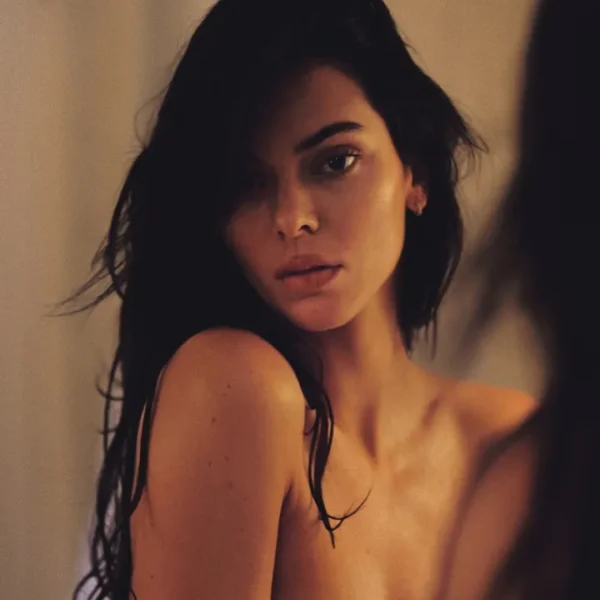 Supermodel Kendall Jenner str!ps off her underwear after denying cosmetic surgery rumors (Photos)