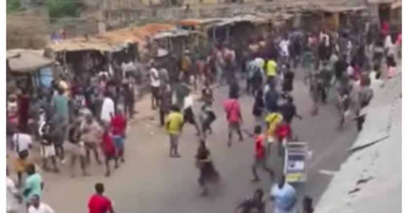 BREAKING: Gunfire Erupts at Onitsha Main Market as Traders Clash With Security Agents {VIDEO}
