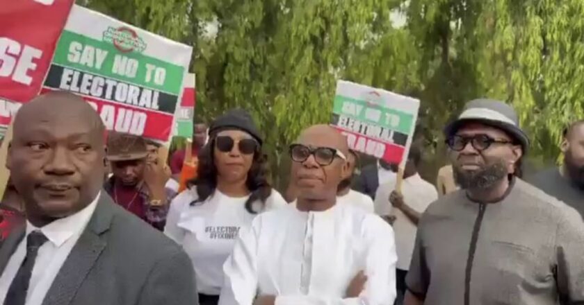 BREAKING : Electronic transmission of results: Rotimi Amaechi joins protest {VIDEO}