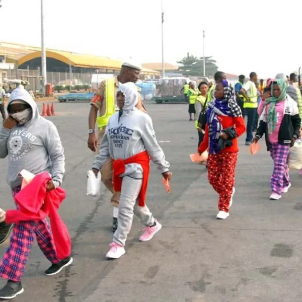 Reaction as 263 stranded Nigerians return home from Niger Republic
