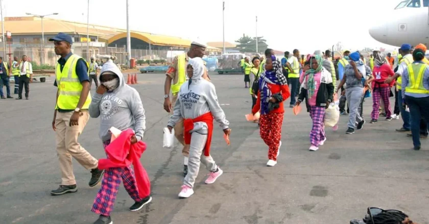 Reaction as 263 stranded Nigerians return home from Niger Republic