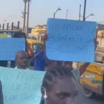 ‘No light, no life’, Lagos residents protest power outages {VIDEO}