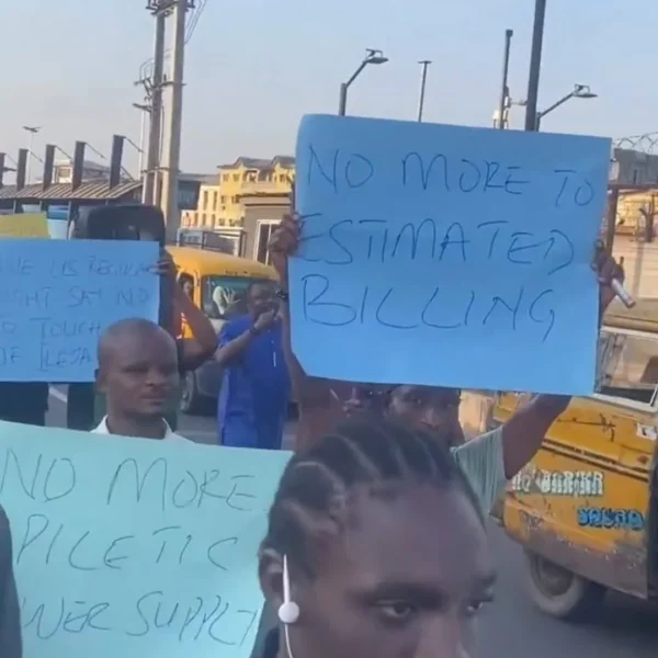 ‘No light, no life’, Lagos residents protest power outages {VIDEO}