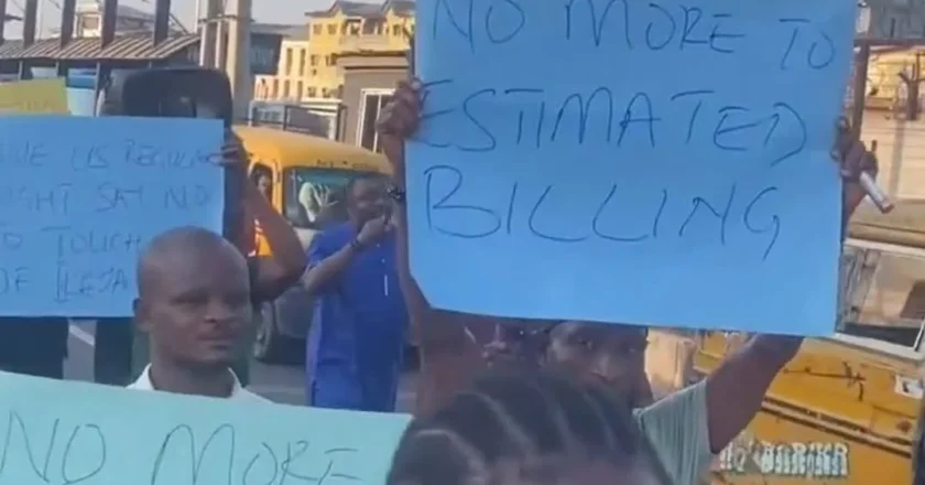 ‘No light, no life’, Lagos residents protest power outages {VIDEO}