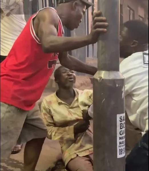 Monent Man caught on video trying to lure child hawker with ₦1,000 for sex {VIDEO}