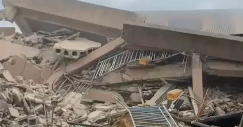 Students escape de@th as school building collapses in Lagos