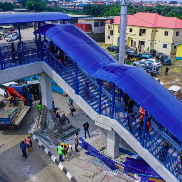 Couple Caught Engaging in Public having s€x on Lagos Bridge {VIDEO}