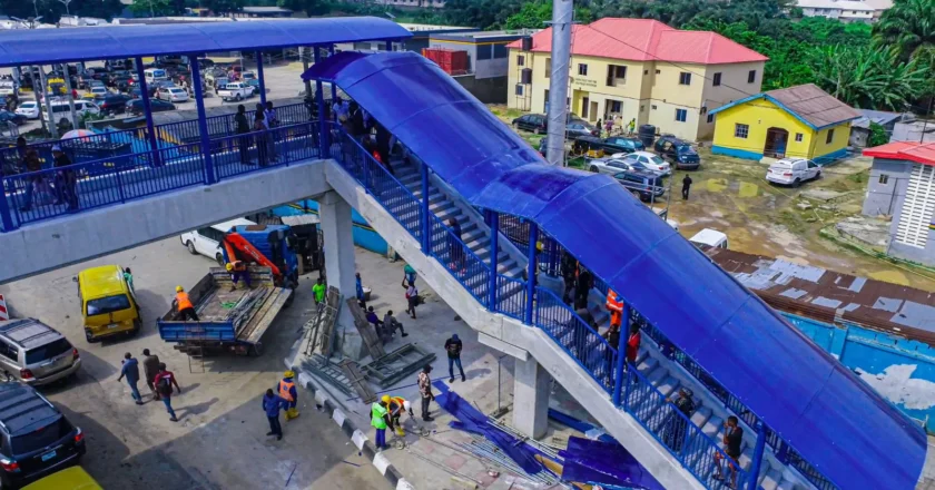 Couple Caught Engaging in Public having s€x on Lagos Bridge {VIDEO}