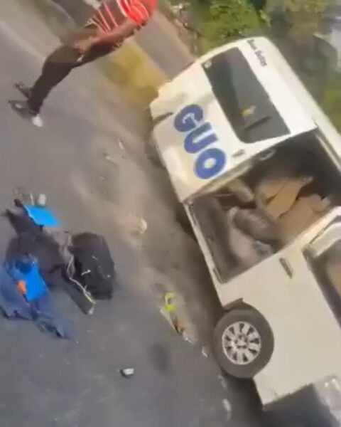 Gunmen reportedly k!ll GUO bus driver and abduct passengers along Benin-Ore road (video)