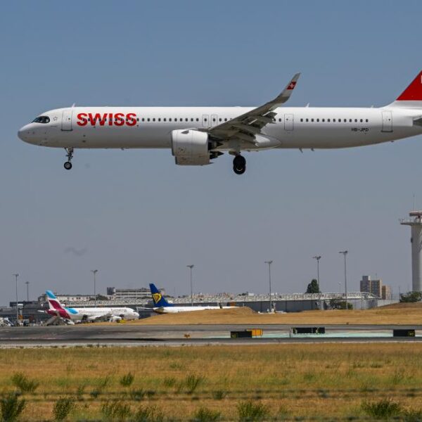 Man allegedly s£xually abused sleeping woman on flight then leaves her creepy note