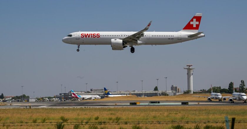 Man allegedly s£xually abused sleeping woman on flight then leaves her creepy note