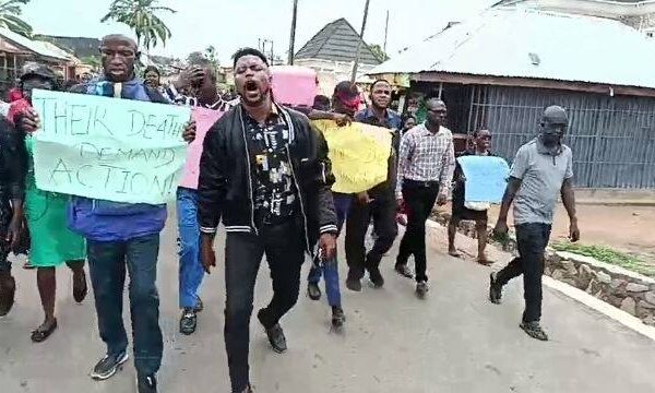 Oyo teachers stage protest over abduction and k!lling of colleagues
