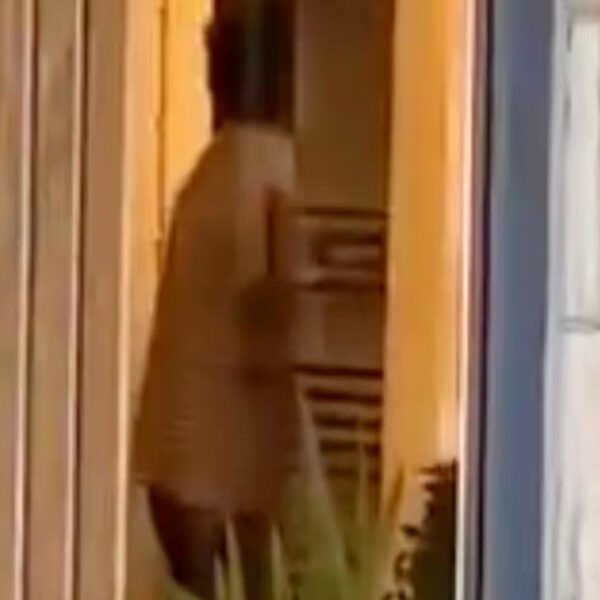 Couple caught having s£x in hair salon as eyewitnesses scream ‘he’s going for it’ {VIDEO}