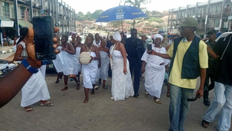 Oyo abduction: Women traditionalists go spiritual, storm shrines {VIDEO}