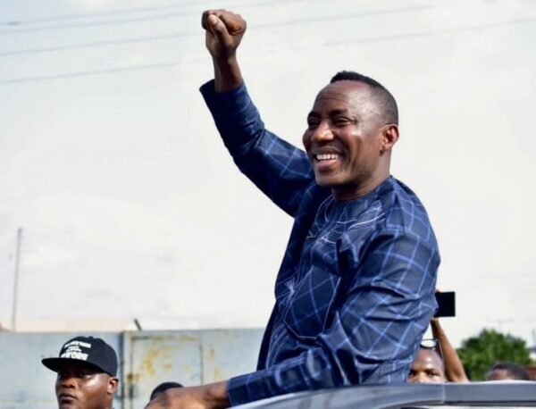 Scenes from the protest at Omoyele Sowores court hearing this morning {VIDEO}