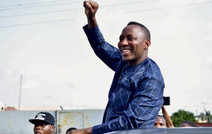 Scenes from the protest at Omoyele Sowores court hearing this morning {VIDEO}