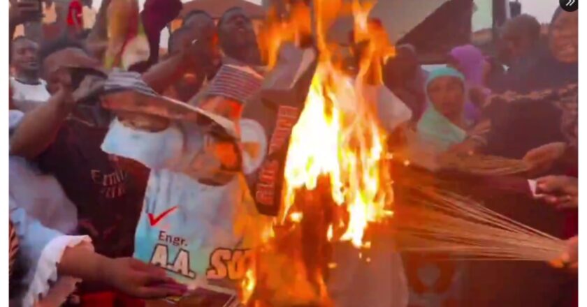 Moment Nasarawa residents burn Gov. Sule’s campaign posters {VIDEO}