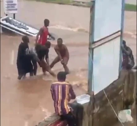 Passersby rescue man swept away by floodwaters in Okpanam, Delta State {VIDEO}